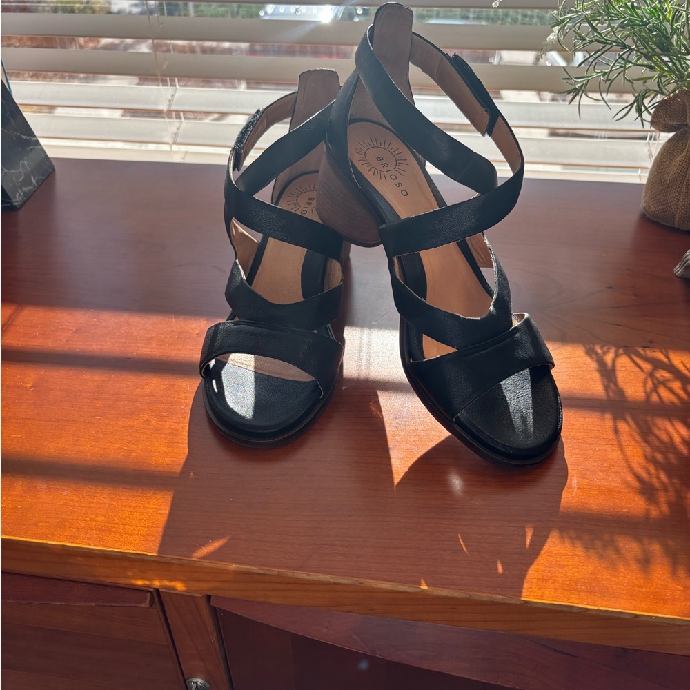 BRIOSO Verandah Strappy Block Heel Leather Sandals